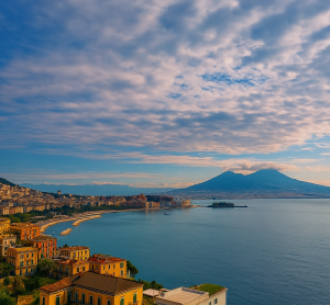 K&uuml;stenansicht von Neapel mit Blick auf den Golf von Neapel und den Vesuv unter teilweise bew&ouml;lktem Himmel.