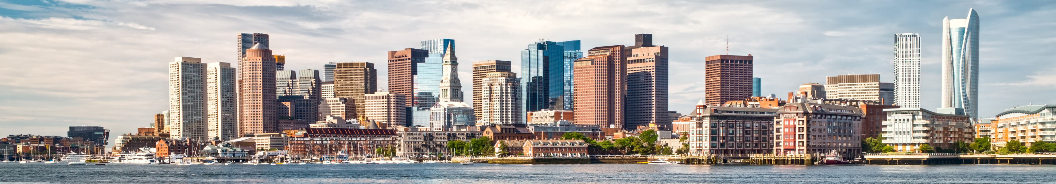 Bostons North End-Skyline mit Felsenpier davor