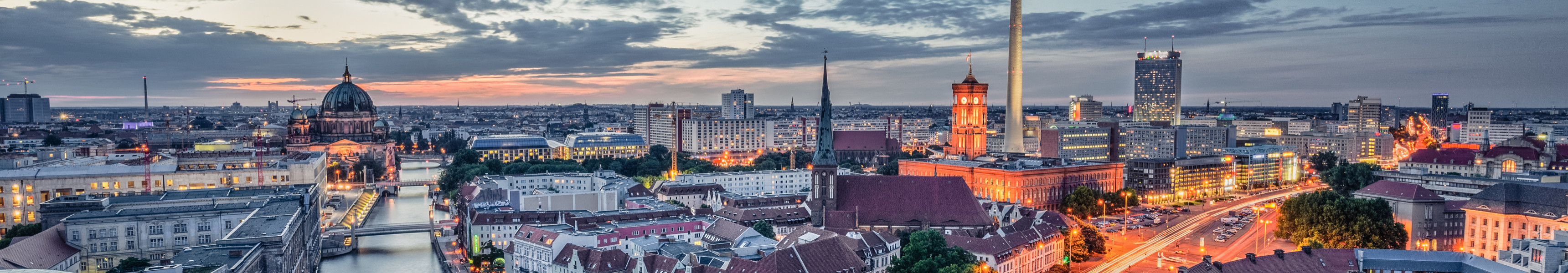 Blick &uuml;ber Berlin bei Sonnenuntergang mit Fernsehturm, Berliner Dom und Spree.