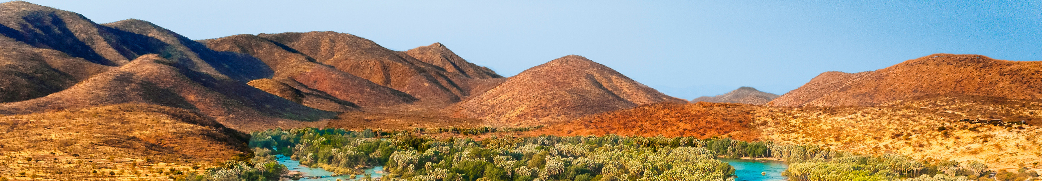Panoramablick auf die Epupa-Wasserfälle des Kunene-Flusses an der Grenze zwischen Namibia und Angola