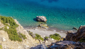 Felsige K&uuml;ste auf Kos mit klarem, t&uuml;rkisfarbenem Wasser.