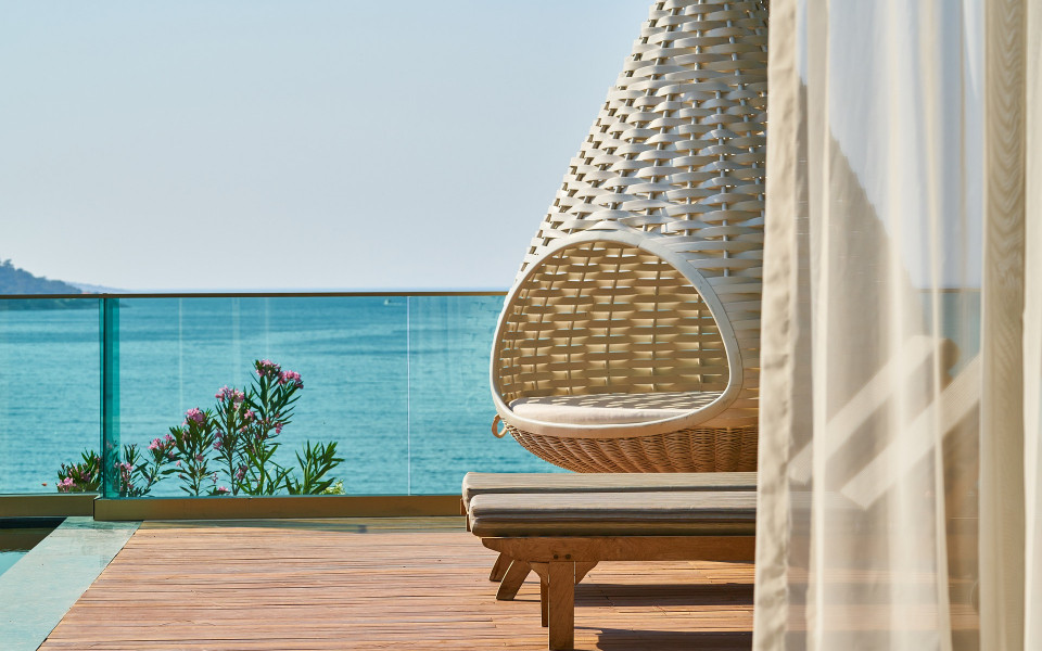 Liegen am Hotelbalkon 