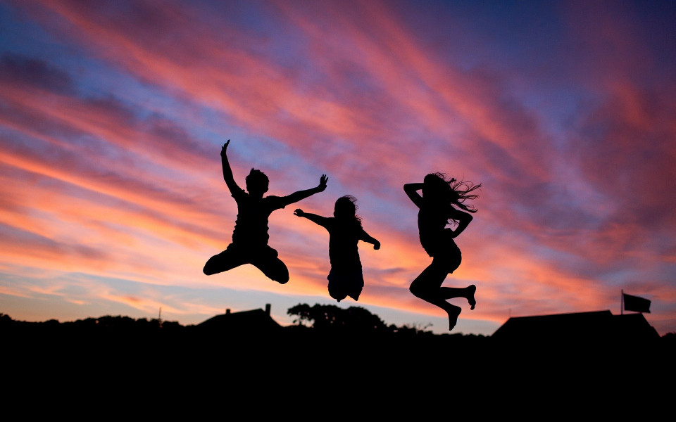 Springende Menschen in der Nacht