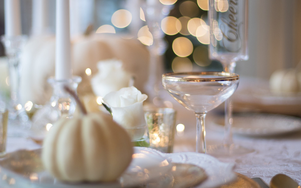 Gedeckter Tisch mit Gl&auml;sern