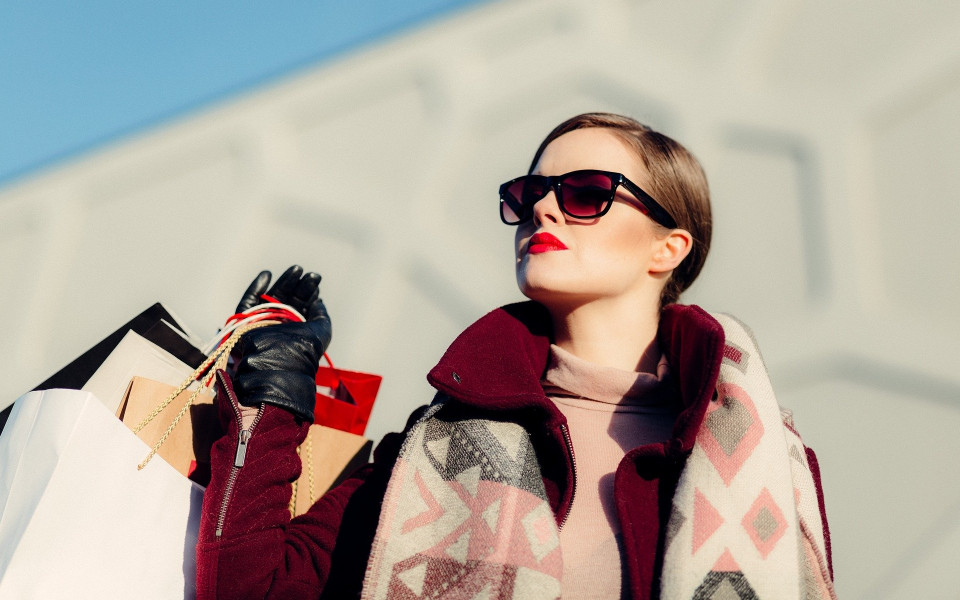 Frau mit Einkaufstaschen in Berlin