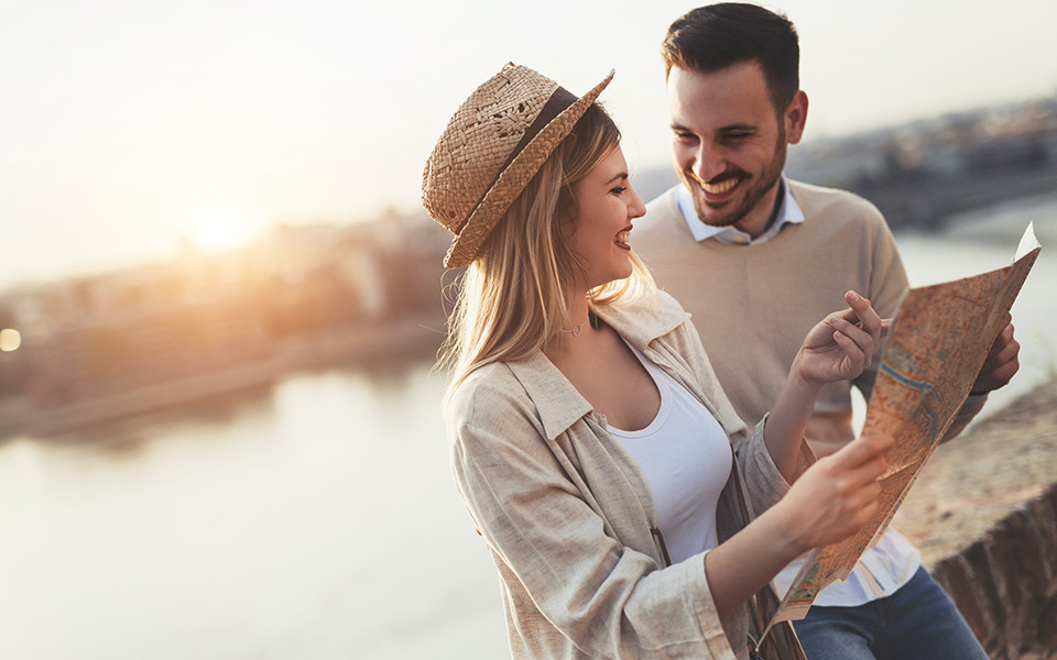 Ein Paar genießt einen Landausflug bei einer Kreuzfahrt und betrachtet gemeinsam eine Karte.