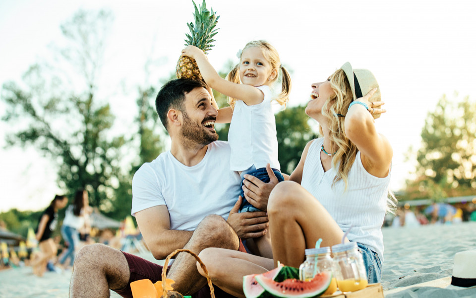 Frau und Mann mit Kind am Strand 