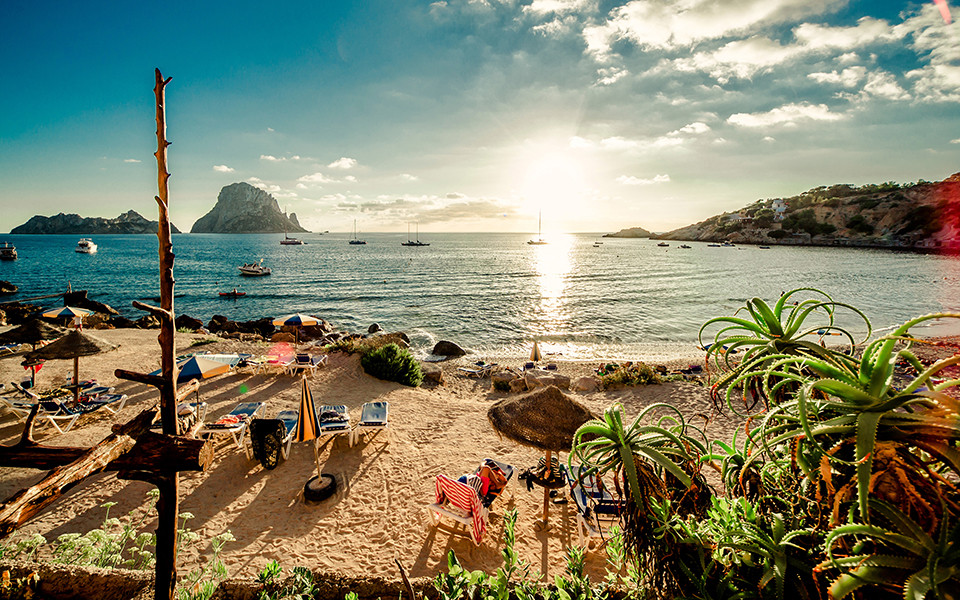 Sandstrand auf Ibiza mit Liegen