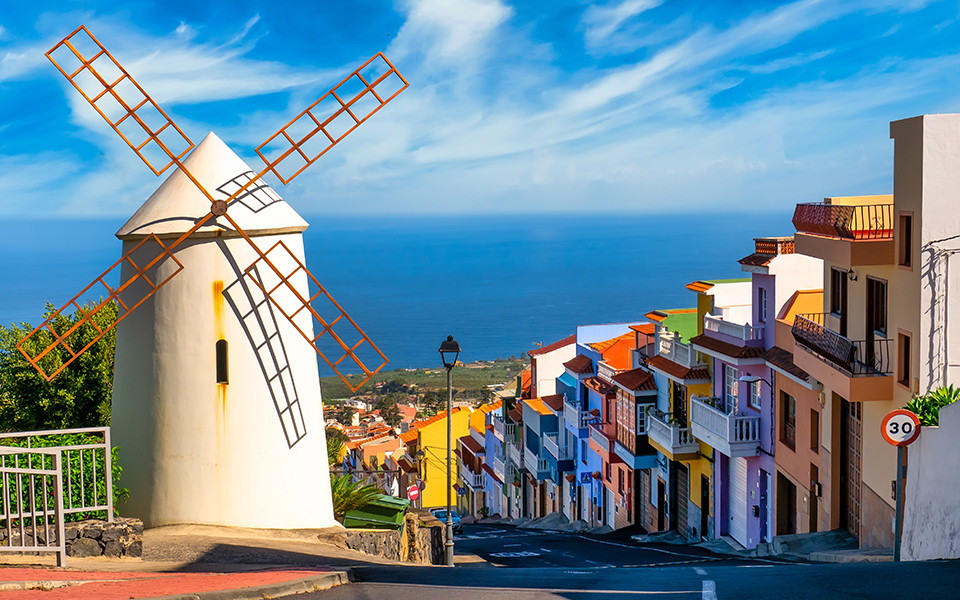 Urlaub auf Teneriffa: Windm&uuml;hle mit bunten H&auml;usern auf Teneriffa