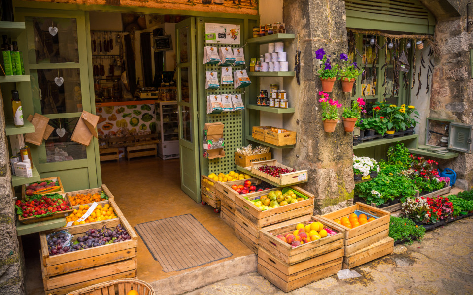 Traditioneller Ledermarkt in Inca auf Mallorca mit handgefertigten Lederwaren, rustikaler Marktatmosph&auml;re und regionalen Produkten in einer charmanten Gassenkulisse.