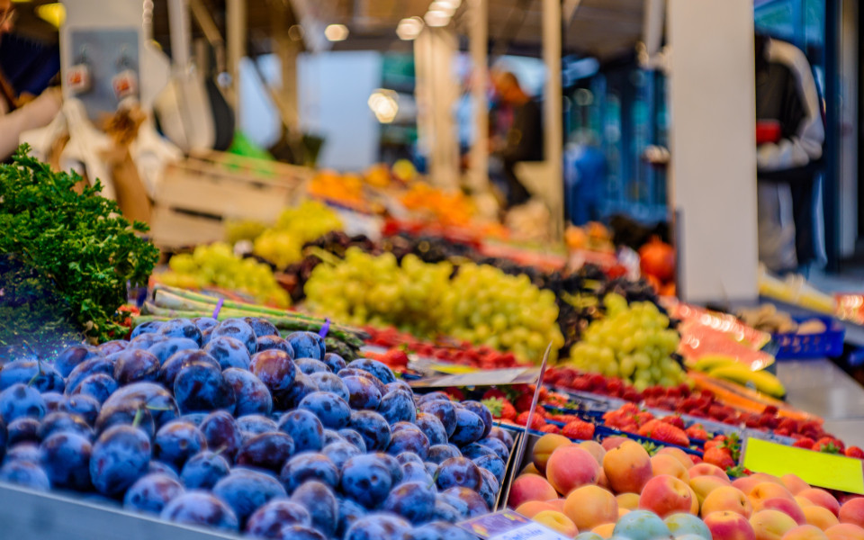  Wochenmarkt in Hamburg mit frischem Obst, Gem&uuml;se und Kr&auml;utern &ndash; ein toller Food-Spot f&uuml;r regionale Spezialit&auml;ten und ein echter Insider-Tipp 