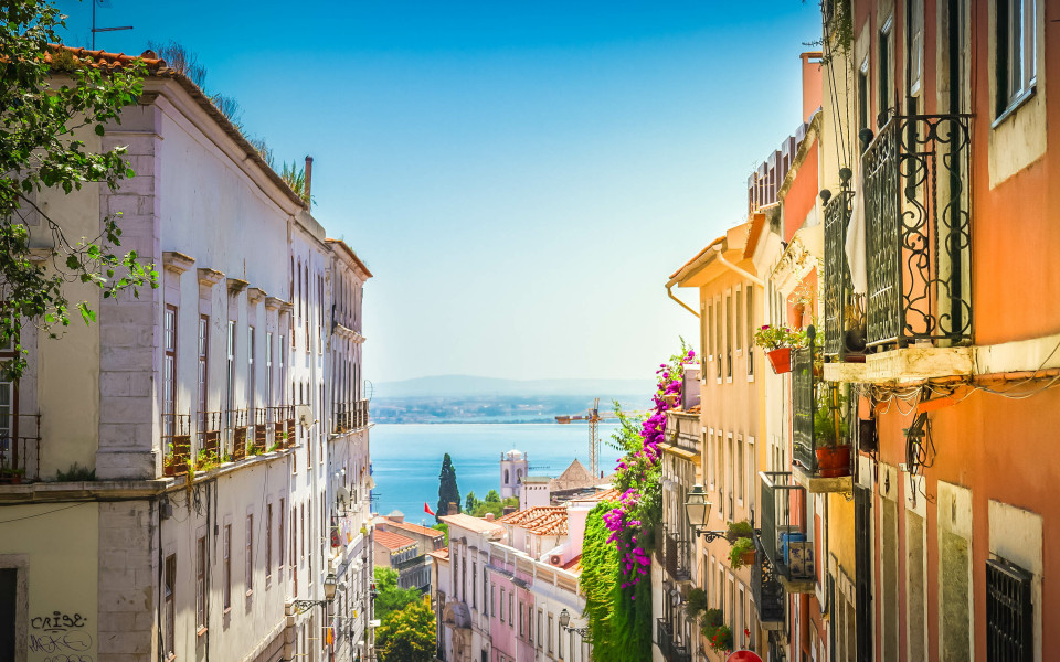Stra&szlig;e in der Altstadt von Lissabon