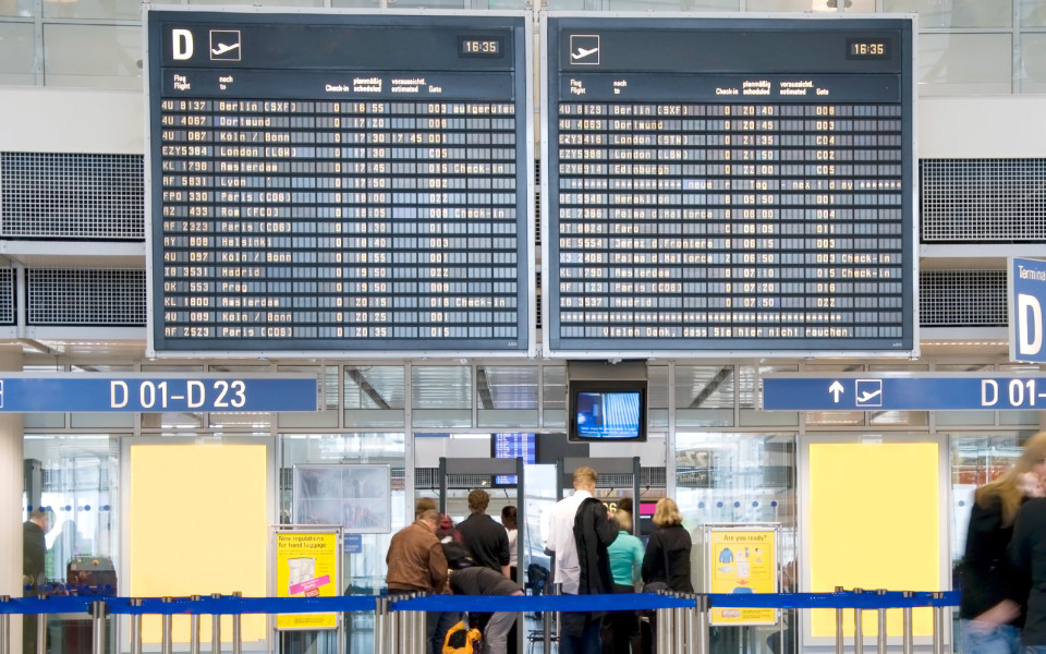 Tafel mit allen Abfl&uuml;gen am Flughafen vor den Gates 