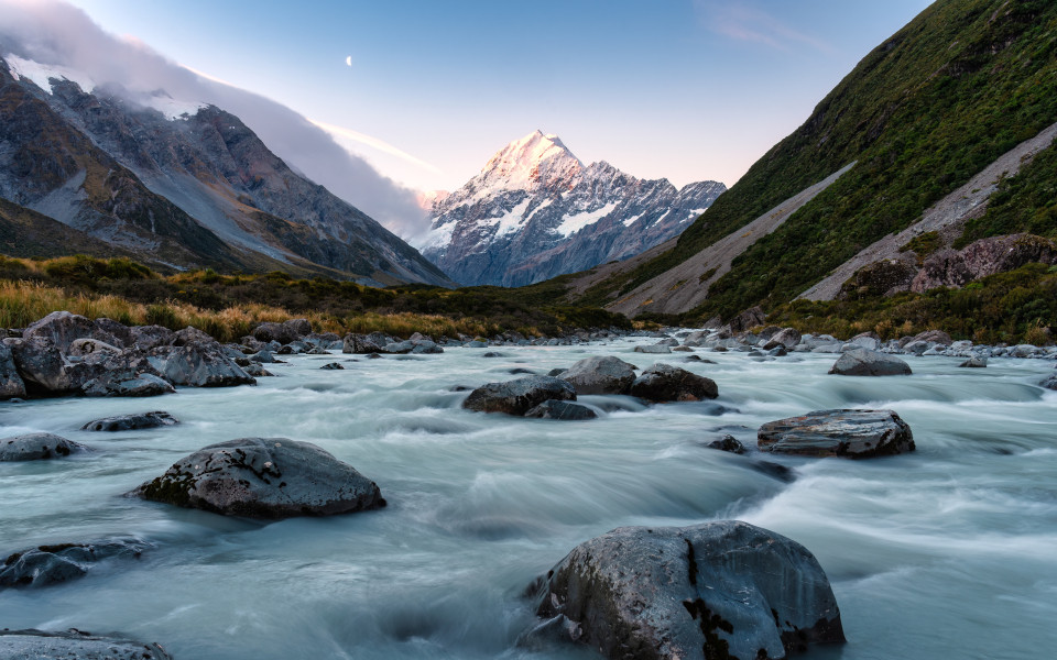 Hooker Valley Track mit Mt. Cook oder Aoraki und Hooker Lake, der im Nationalpark in Neuseeland flie&szlig;t