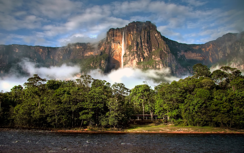 Wasserfall Salto Ángel fällt vom Tafelberg Auyán-Tepui im Nationalpark Canaima in Venezuela.