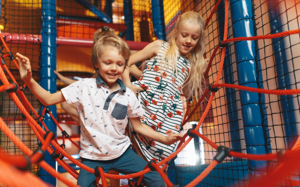 Zwei Kinder tollen in einem Indoor Spielplatz im Playmobil Funpark in Deutschland