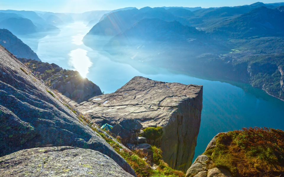 Der Preikestolen, eine markante Felsplattform in Norwegen, ragt steil über den Lysefjord und bietet eine spektakuläre Aussicht auf die umliegende Landschaft.