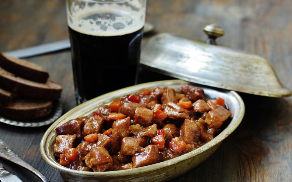 Traditioneller irischer Eintopf geschmort in dunklem Guinness-Bier