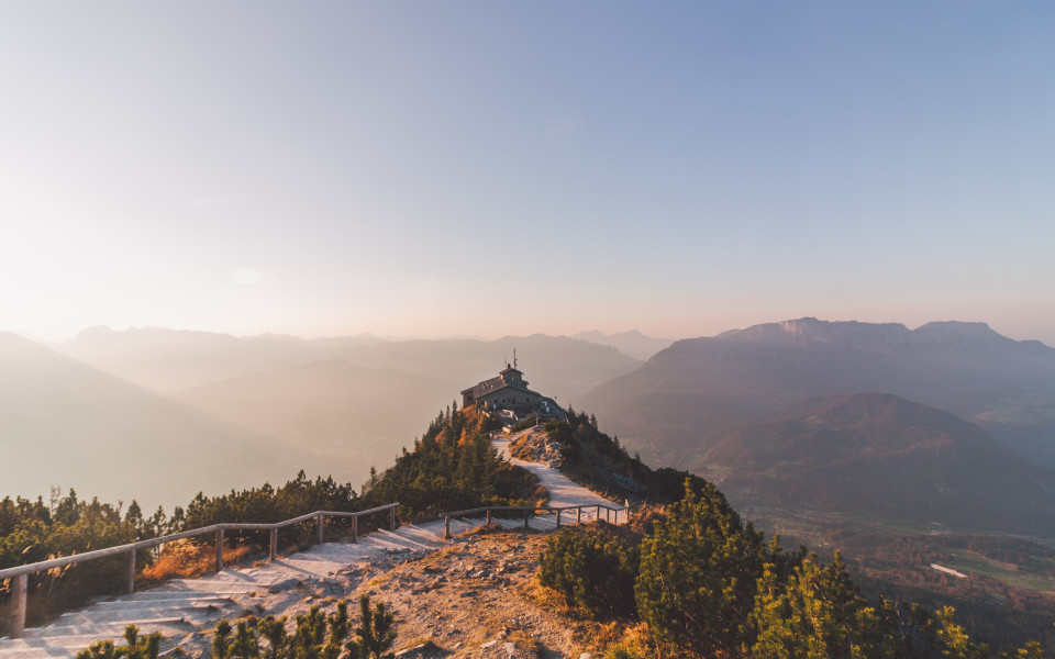 Bergpfad mit Gel&auml;nder zum Kehlsteinhaus im Berchtesgadener Land bei Sonnenuntergang.   2/2