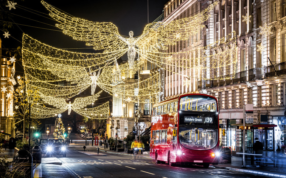 Weihnachtsansicht des Piccadilly Circus und seiner Umgebung in London