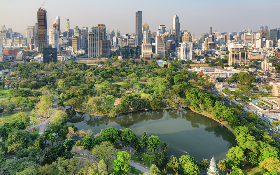 Luftaufnahme des Lumphini-Parks und der Stadt Bangkok
